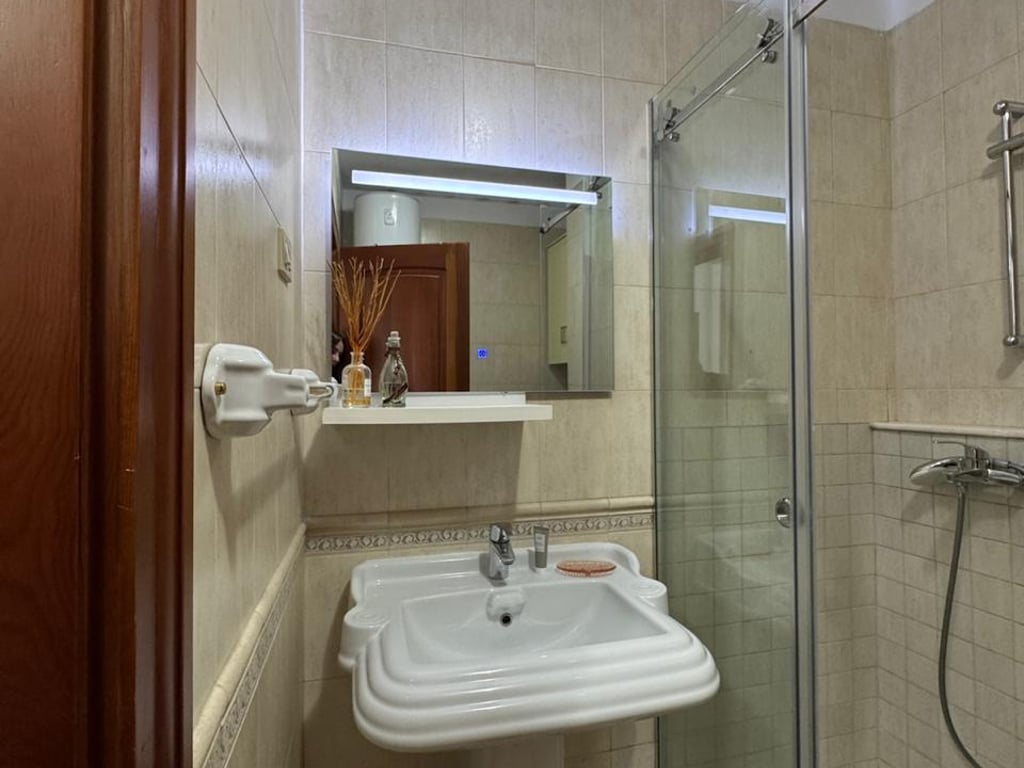 Shtepi me qera 2+1 prane shkolles Petro Nin Luarasi