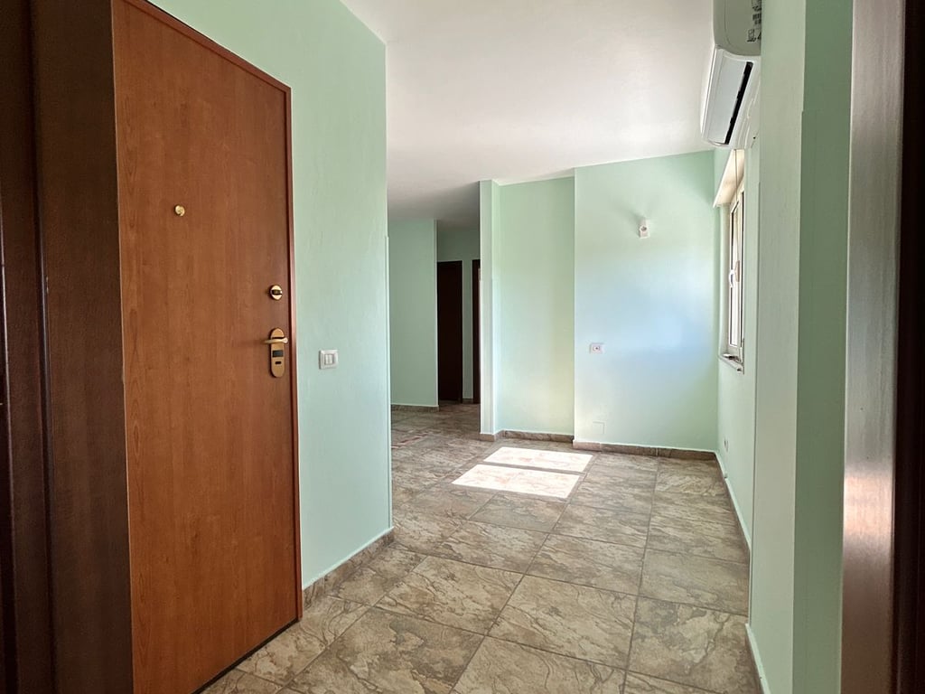 Business space 2+1 for rent, on Fortuzi street.