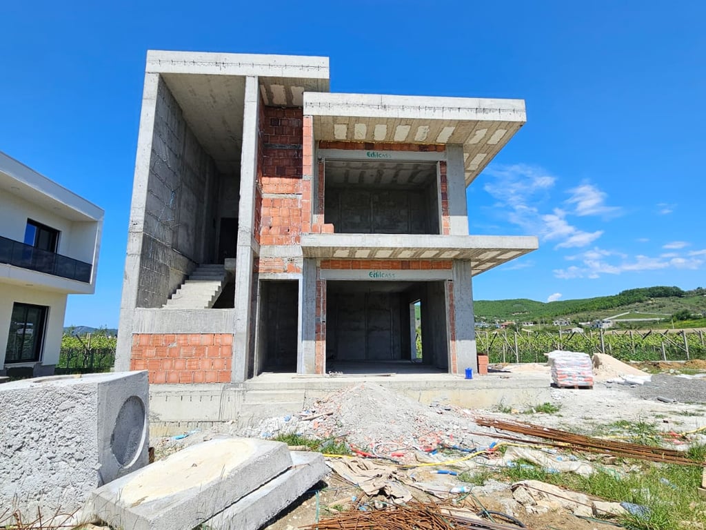 OKAZION‼️SHITET : Vile individuale në Gjirin e Lalzit🏖️ + pishinë vetëm 5 minuta larg detit || 350,000€