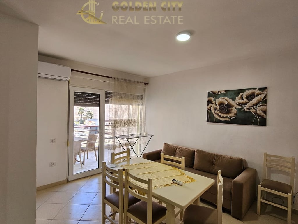 Vendesi super appartamento 2+1 fronte mare a Qerret.