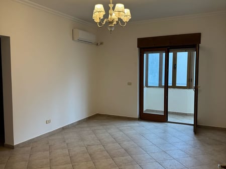Affittasi appartamento vuoto 2+1+2 bagni, via Qemal Stafa di fronte alla scuola Fan Noli 700 euro.
