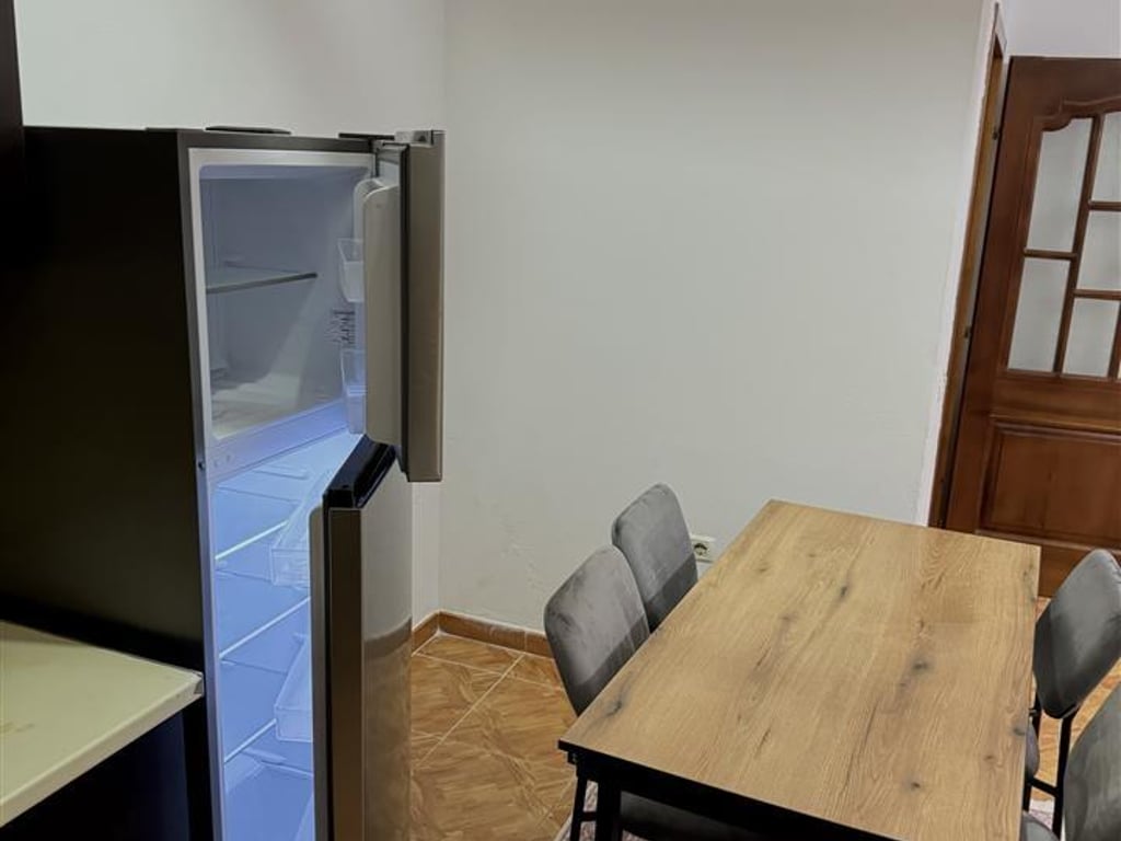 Affittasi appartamento 3+1+2, Astir vicino al Grand Hotel 500 euro.