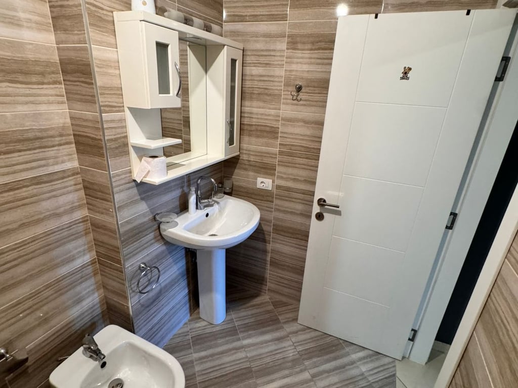 Zyre per qira ne Qender, prane Toptanit