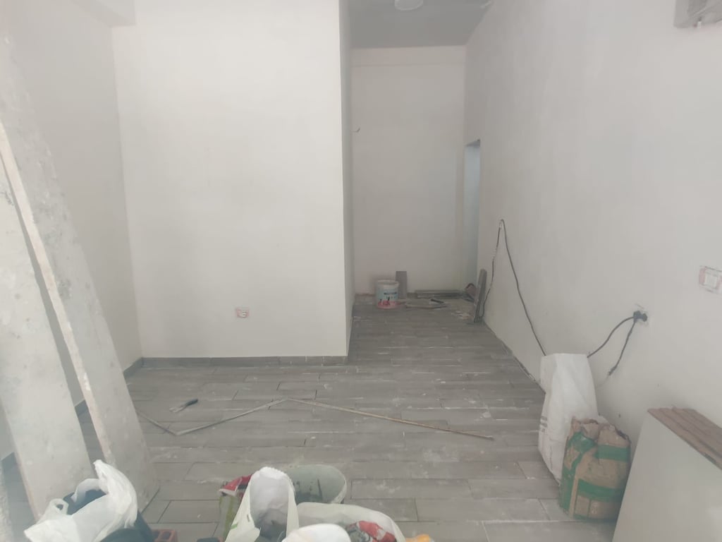 AFFITTASI NEGOZIO 27M2 700 EURO VIA BARDHYL