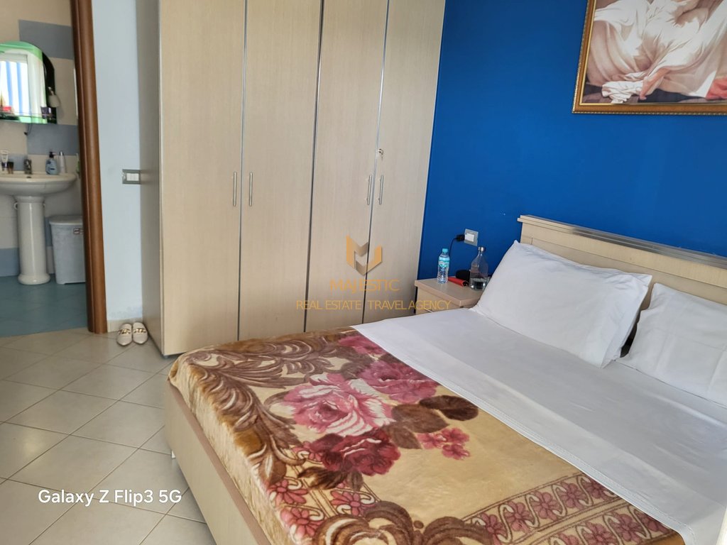 Vendesi monolocale sul lungomare con vista mare.