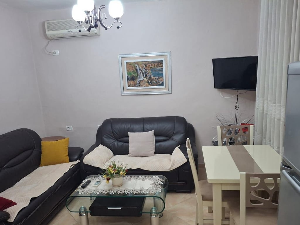 Affittasi appartamento 1+1, dietro la Medressa (via di Dibra) 400 mila lekë.