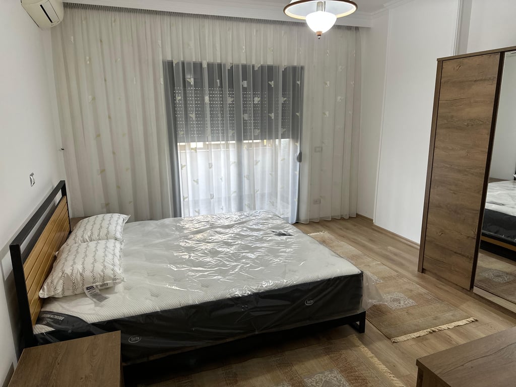 2+1+2 apartment for rent in Shallvaret.