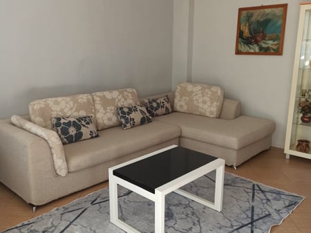 Affittasi casa privata 2+1 con ingresso indipendente. Indirizzo: Via di Dibra, vicino alla Scuola Unita. PREZZO: 450 Euro.