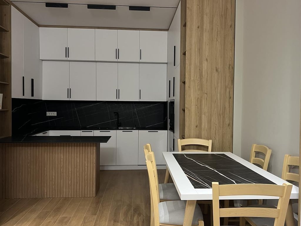 Tek Ish Sheshi Shqiponja,Rruga Tahir Kadare,jepet me qera apartament 2+1+2+post parkimi,70,000Leke 