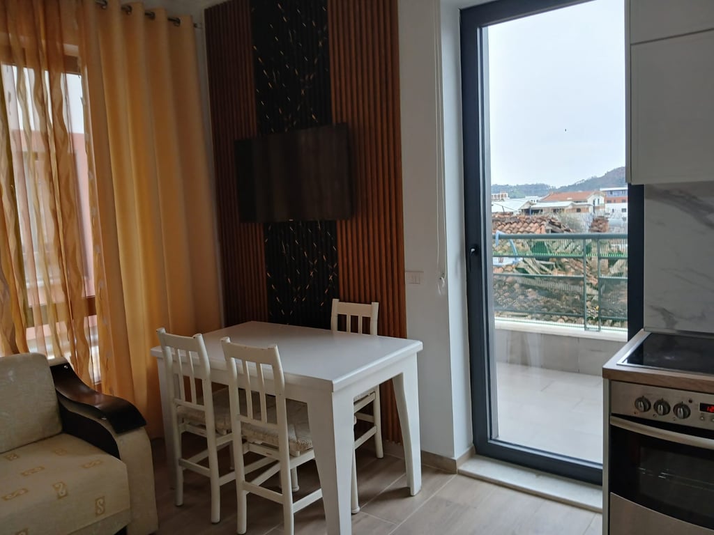 Jepet me qera hyrje 1+1 Kombinat