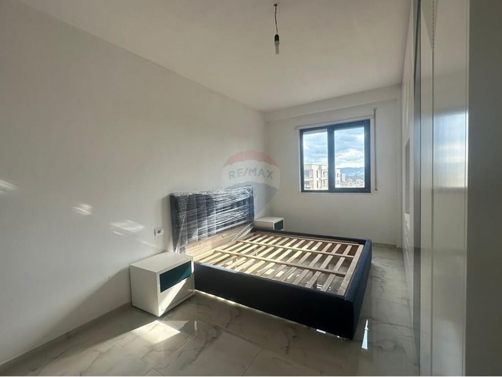 Shitet apartament 2+1+2+garazh prane Europianit