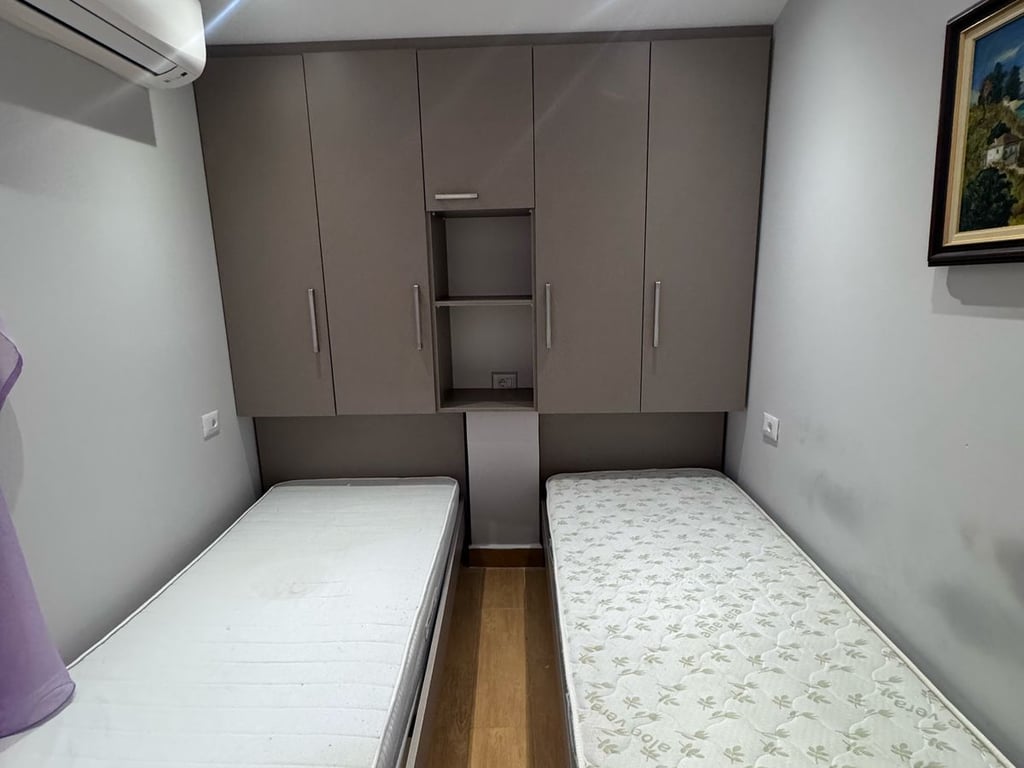 Jepet me qera Apartamenti 2+1+2+verande , Myslym Shyr prane Someg Cmimi: 650 mije leke ( ne cmim perfshihet dhe interneti i paguar per 1 vit)