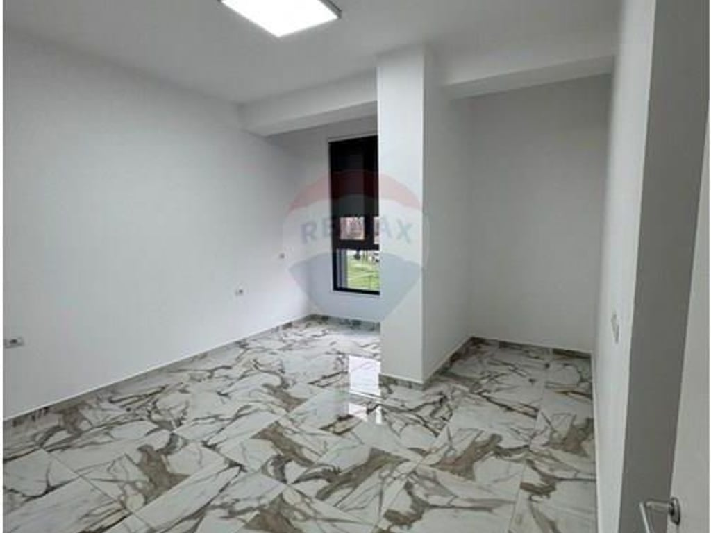 Ambient per zyra me qira ne Ali Dem 