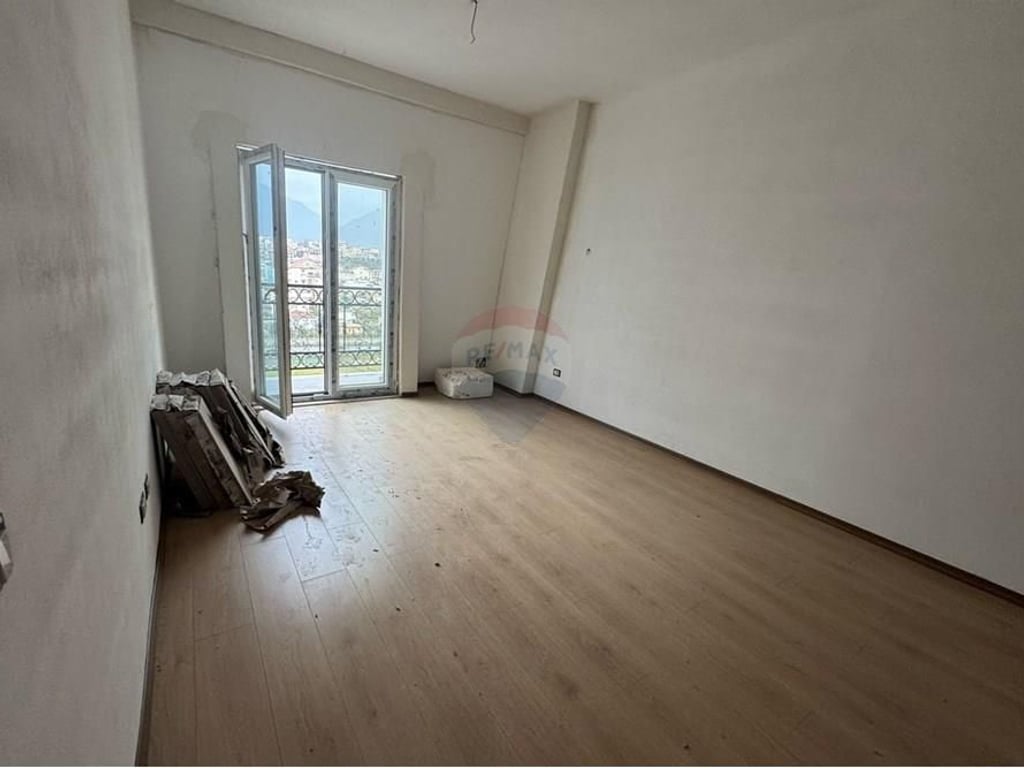 Shitet Apartament 1+1 Tek Porta e Re