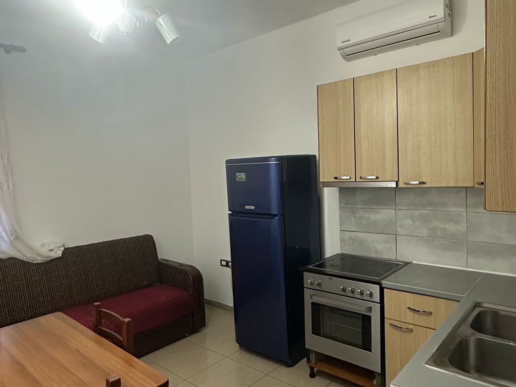 Jepet me qera kati 1 i nje shtepie private 1+1 , Nenstacioni Elektrik ,Rruga Havzi Nela Cmimi: 330 mije leke