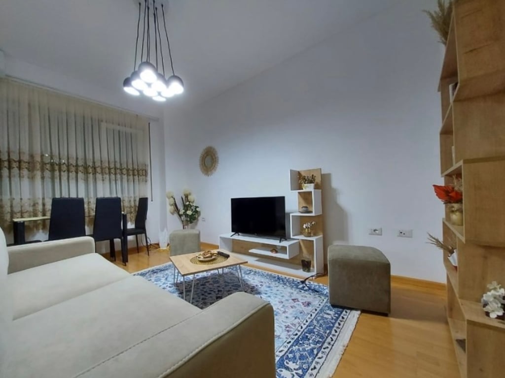 Tirane, jepet me qera apartament 2+1 + Ballkon Kati 3, 80 m 700 €