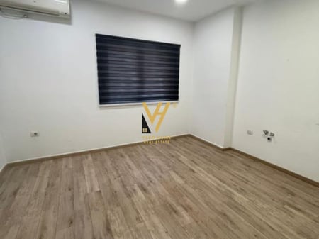 JEPET ZYRE 122 M2 ME QERA TE RRUGA ELBASANIT 1.300 EURO