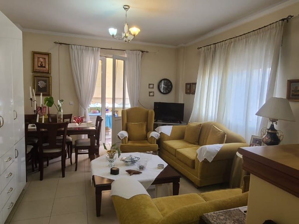 Shitet Apartament 2+1 tek Komuna e Parisit!