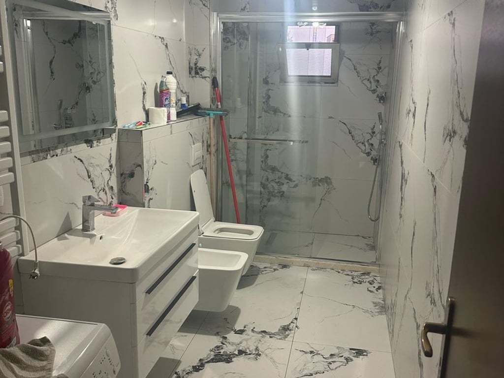 Affittasi appartamento 2+1, Kthesa e Kamzës Complesso Malezjan 450 mila lekë.