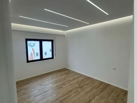  Zyra +Post Parkimi me qira prane Stadiumit AirAlbania