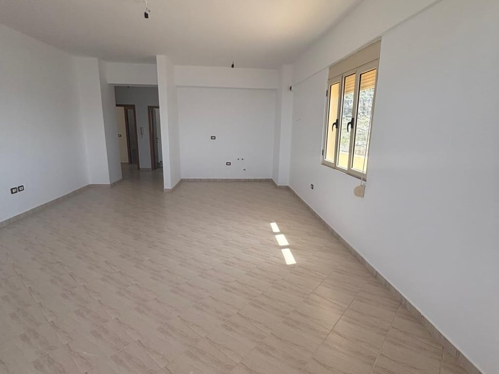 Appartamento con due camere da letto, due bagni con vista mozzafiato sul mare.