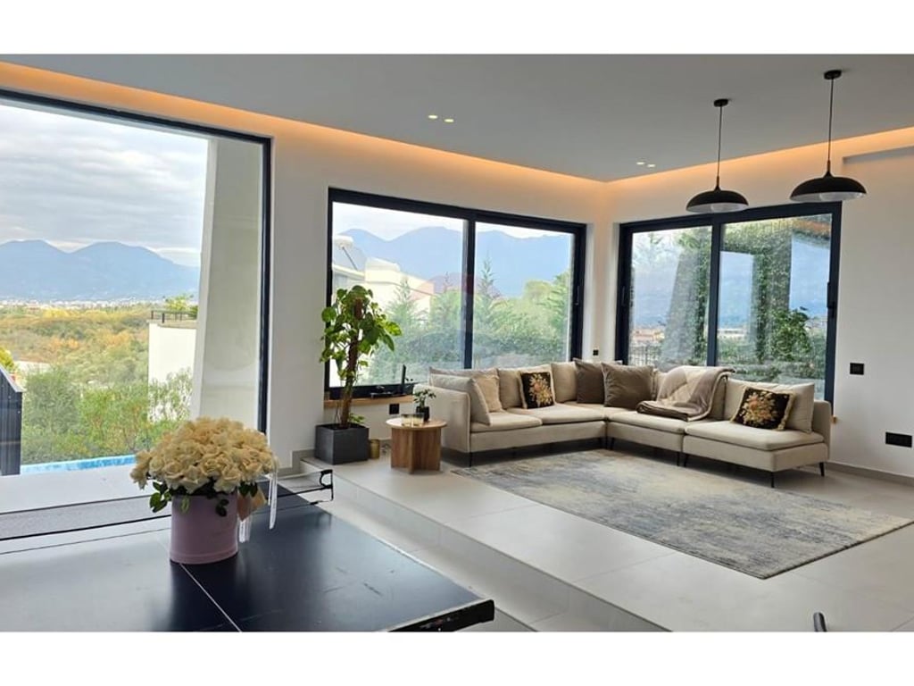 Qira - Vile luksoze prane Liqenit Thate