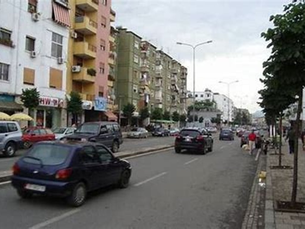 SHESIM TRUALL DHE SHTEPI PRIVATE NE RRUGEN BARDHYL!