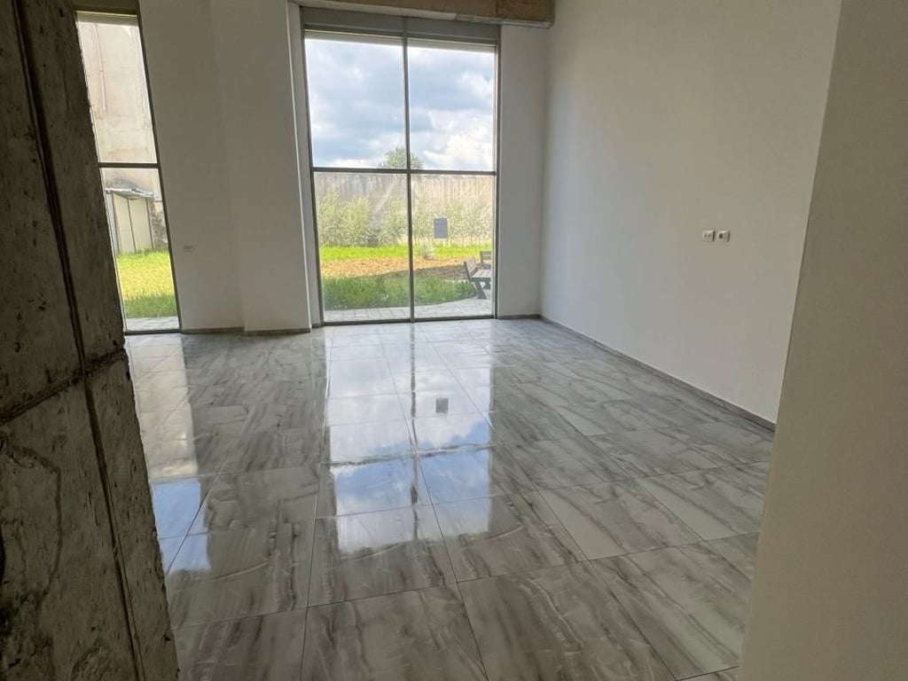 Offriamo un ampio e luminoso ambiente commerciale in affitto in uno dei quartieri più promettenti di Tirana, vicino al Bulevardit të Ri. Con una superficie lorda di 177 m2 (161 m2 netti).