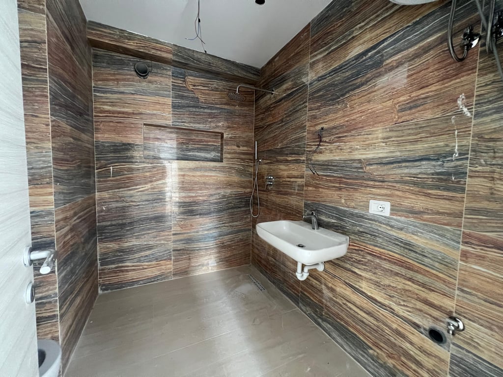 RENTAL SPACE OF 156 M2 - MAIN ROAD RR. KAVAJES