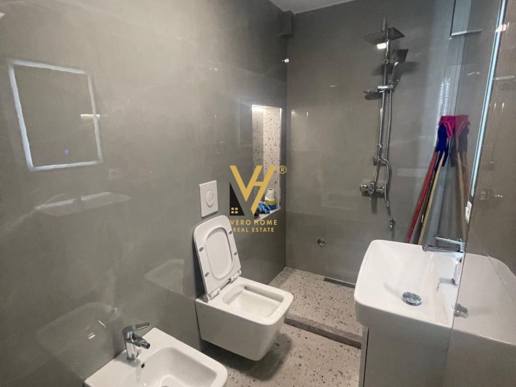 JEPET AMBJENT 75 M2 ME QERA TEK MYSLYM SHYRI 1.000 EURO