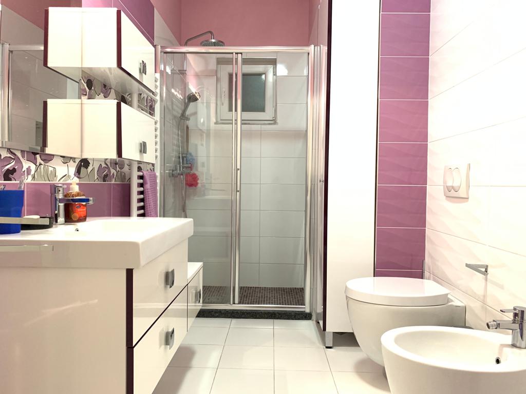 Apartament 2+1+2. Ndërtes e re. Në detaj e mobiluar.