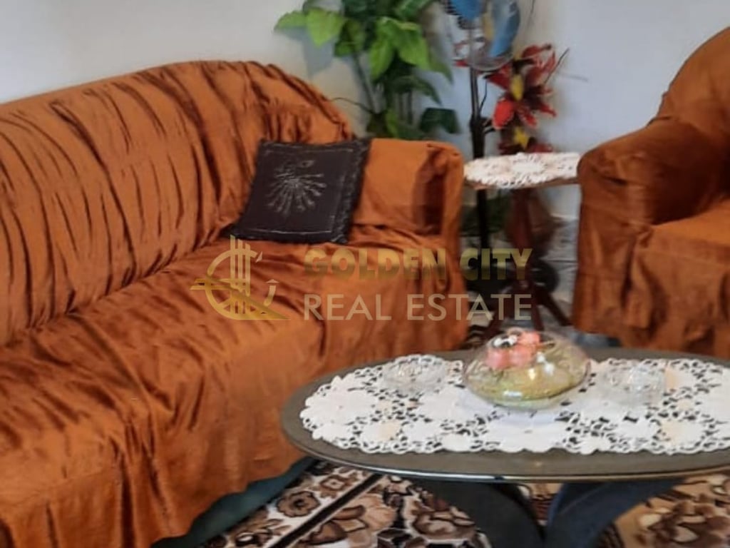 In Vendita: Casa su 2 Piani con Sottotetto e Garage