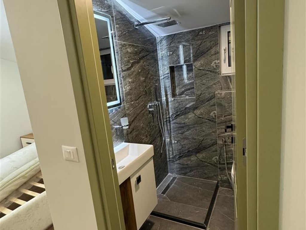 Jepet me qera vil 2 kateshe te tegu 4+1+ post parkimi