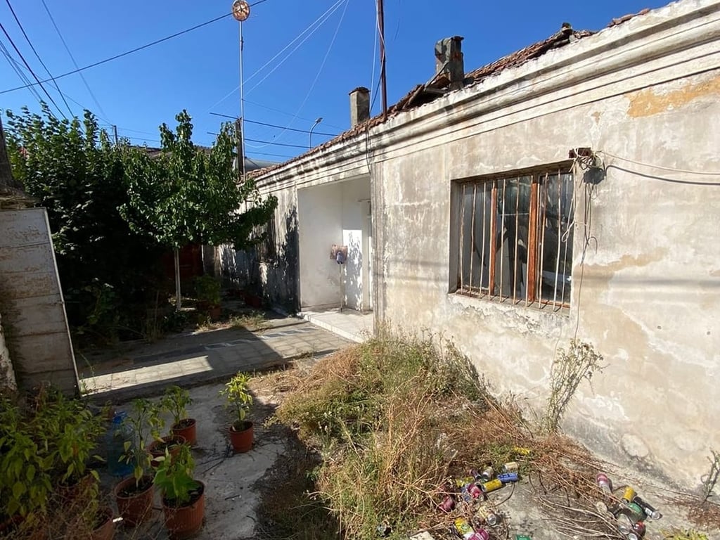 Kavaje, shtëpi e vjetër me truall, pak m nga shetitorja "Josif Budo", Kavaje