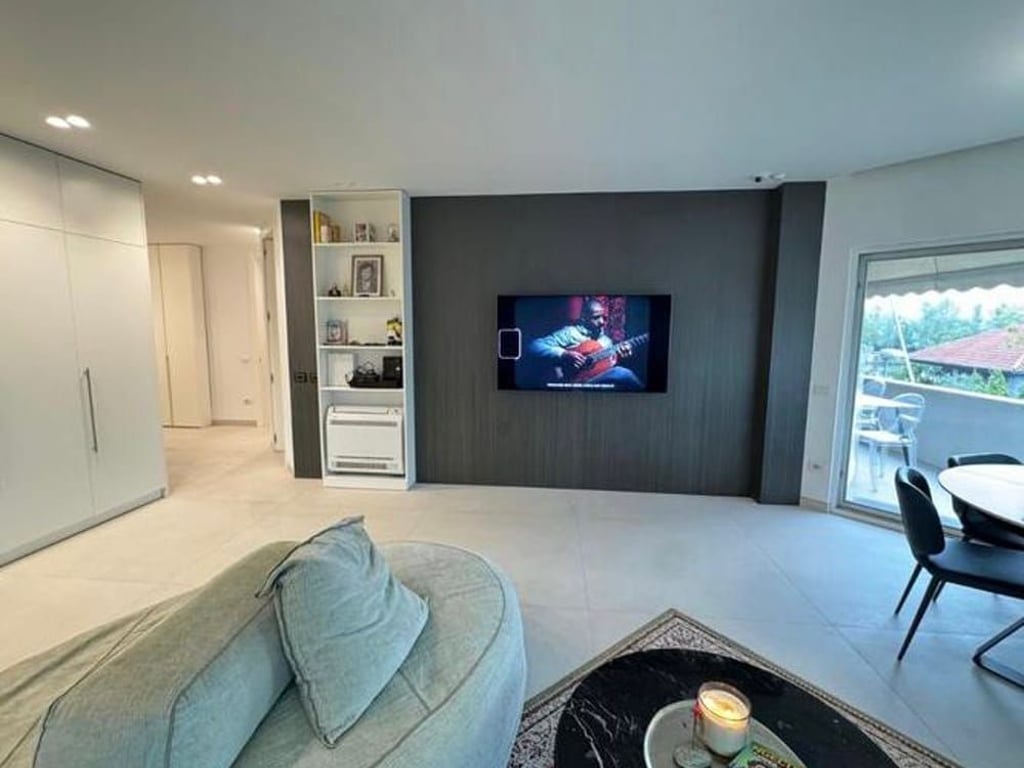 Shitet nje apartament 2+1+1+2 ballkone, Liqeni i Thate!