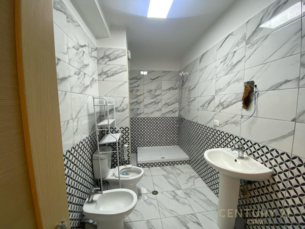2+1+2 apartment for rent with parking space and storage at the Botanical Garden.