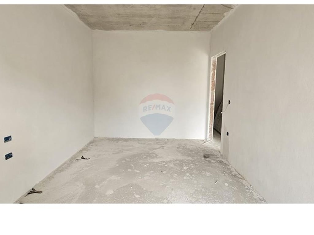 Vendesi appartamento 1+1 a Porcelan vicino all'UET.