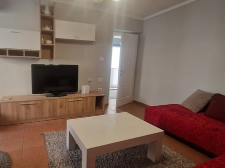 Si affitta appartamento 2+1 presso l'ex ristorante Durresi.