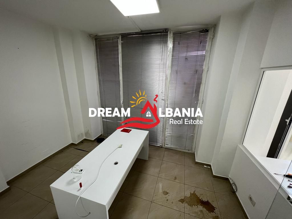 Zyre me qera tek Komuna e Parisit, prane Stadiumit Dinamo ne Tirane (ID 4261903)