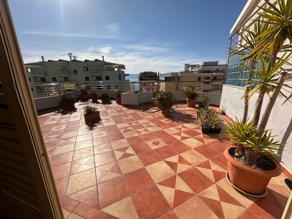 VENDESI PENTHOUSE 2+1+2 SUL LUNGOMARE!!
