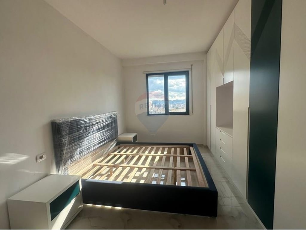 Shitet apartament 2+1+2+garazh prane Europianit