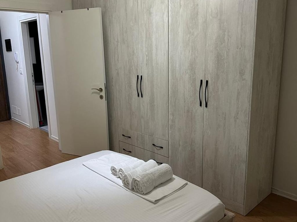 Jepet me qera Apartamenti 1+1 , Brryl perballe Maternitetit te Ri 500 mije leke 