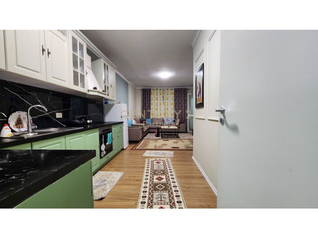 Vendesi 1+1 in Via Besim Alla.