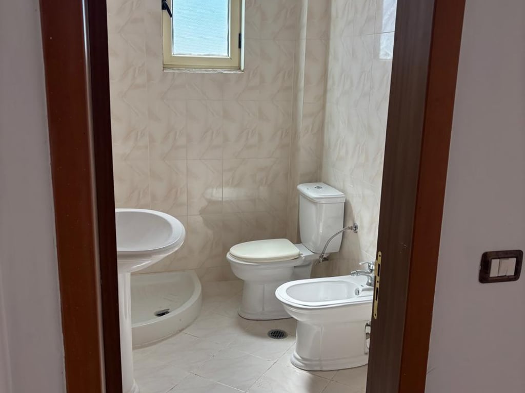 Appartamento con due camere da letto, due bagni con vista mozzafiato sul mare.