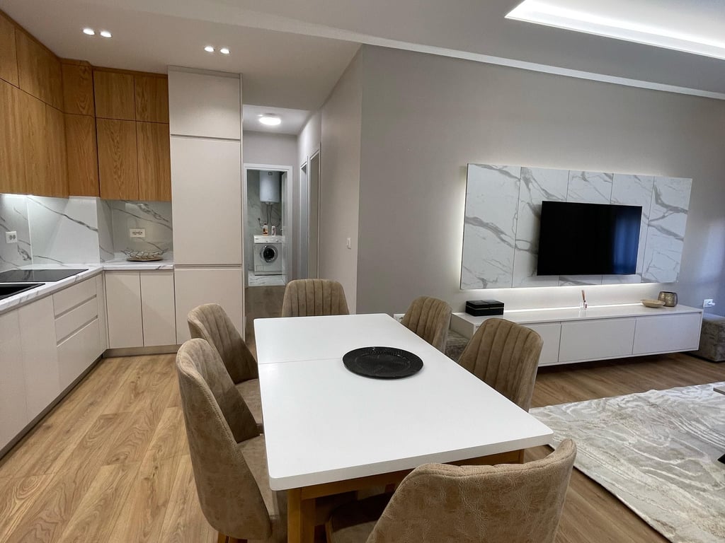 📌Perballe Komplekist Delijorgji Jepet me Qira – Apartament 2+1 me Ballkon