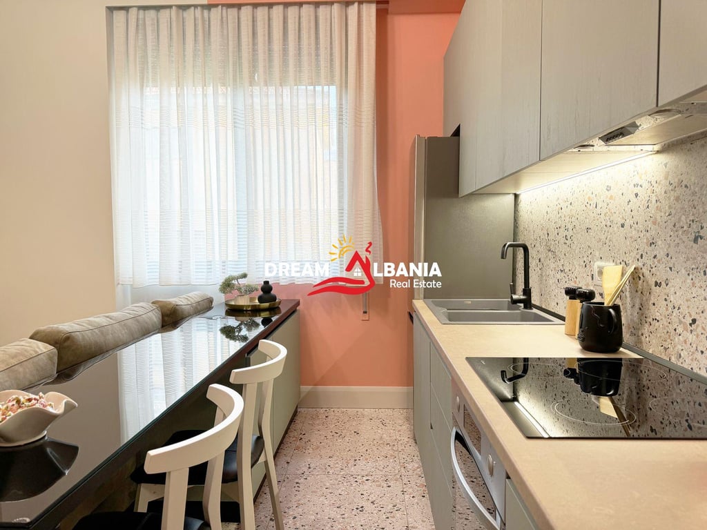 Jepet me qera super apartament 1+1 ne qender, prane Pazarit te Ri, Tirane (ID 42111372)
