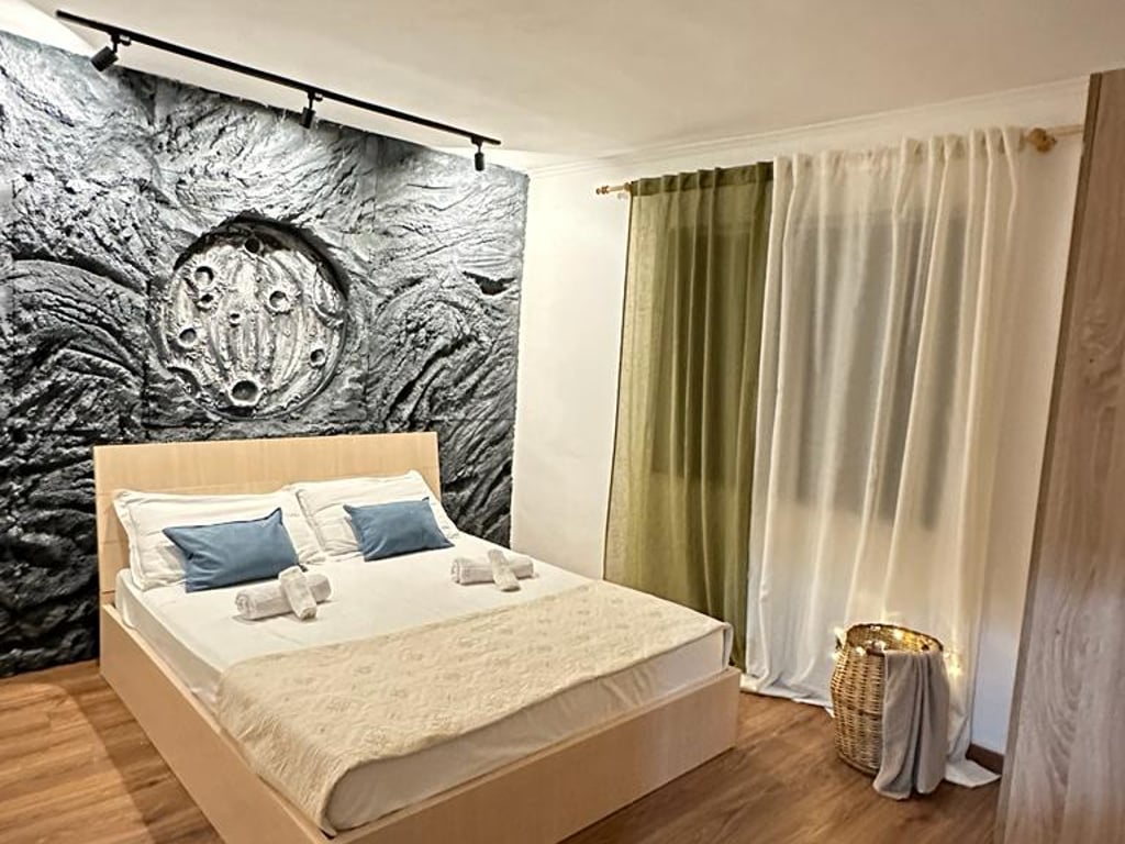 Stacioni i Trenit ofrojme per qira apartament 2+1