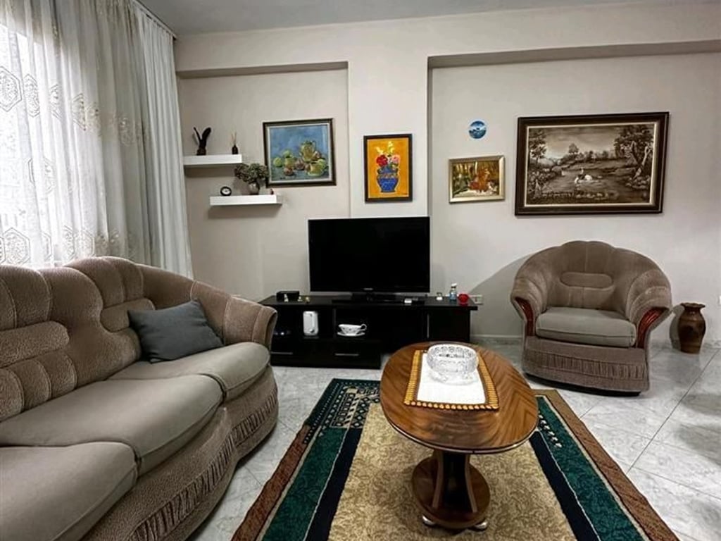 Affittasi appartamento 1+1, via Riza Cerova (via Sul Bega) mercato Plus Berti 450 mila lekë.