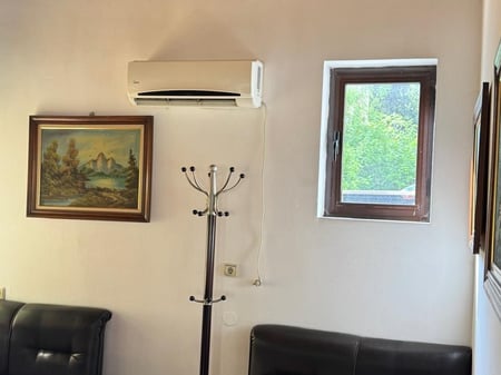 ambjent me qera - Rr. Kavajes, perballe me ish VW, prane kishes Ortodokse, me pamje nga rruga,