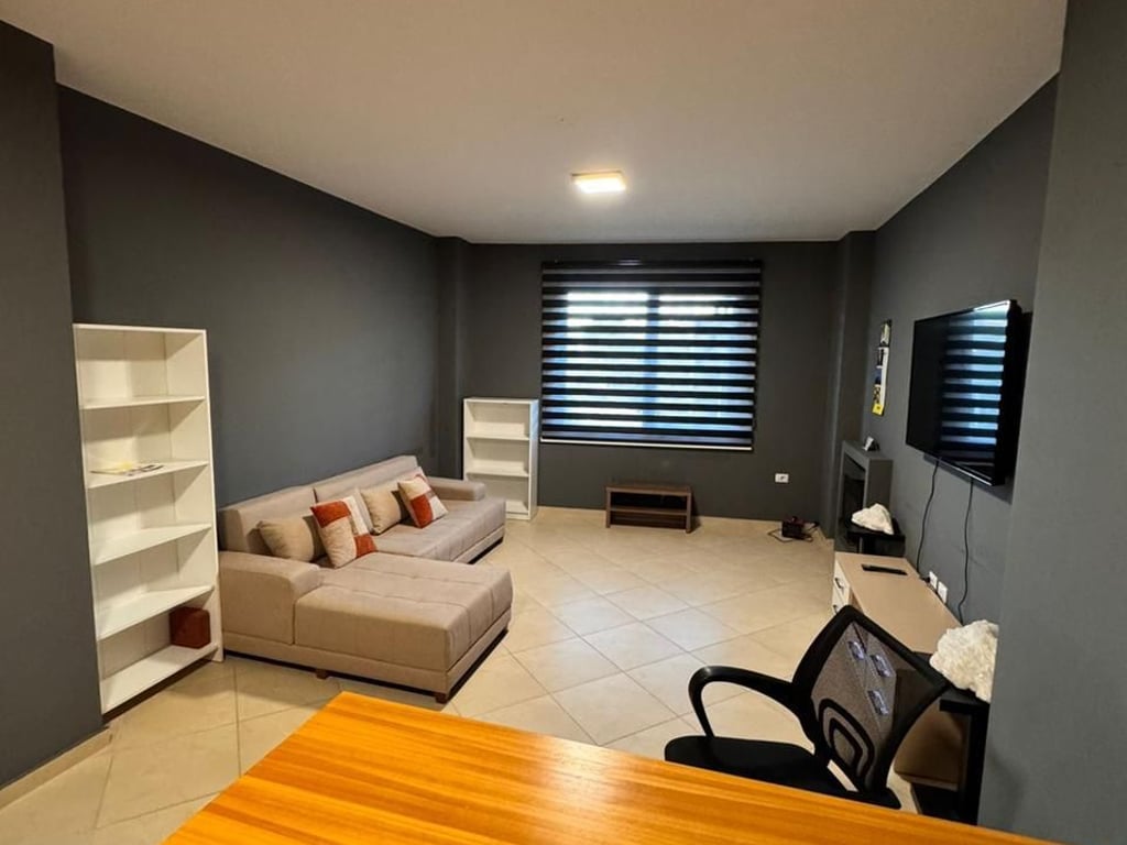 Zyre per qira ne Qender, prane Toptanit